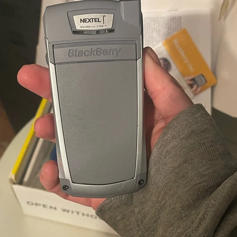VTG Blackberry 7100i Nextel with battery no charging cord, comes w extras